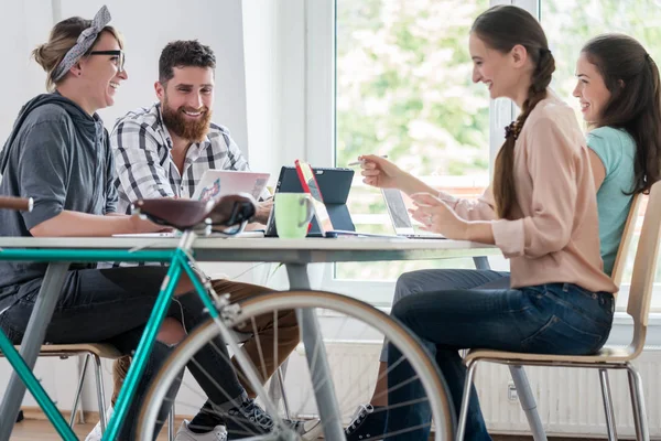 Quatro freelancers proficientes e empreiteiros independentes co-trabalhando — Fotografia de Stock