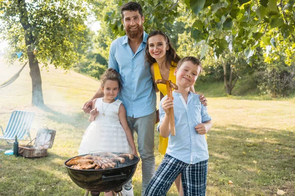 Retrato de família feliz com duas crianças de pé ao ar livre — Fotografia de Stock