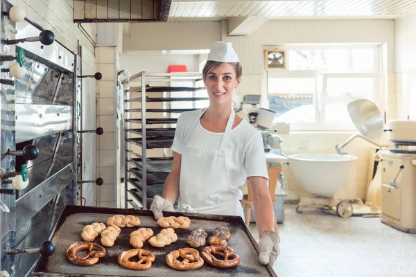 Baker mostrando su pan en bandeja en la panadería — Foto de Stock