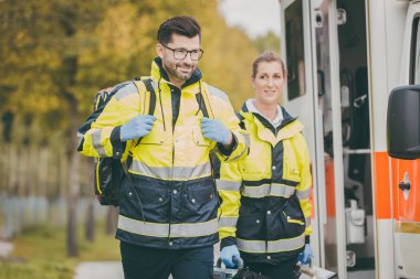 Doktor hemşire ve acil durum kiti ile ambulans doktorda