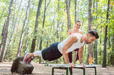 Push-up açık bir spor salonunda yapan sportif erkek