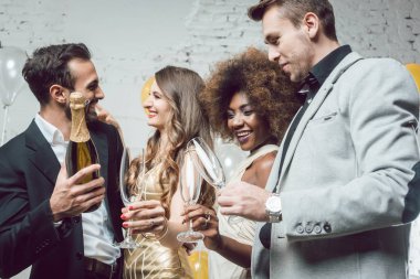 Adam, yeni yıl veya doğum günü partisi açılış şişe şampanya
