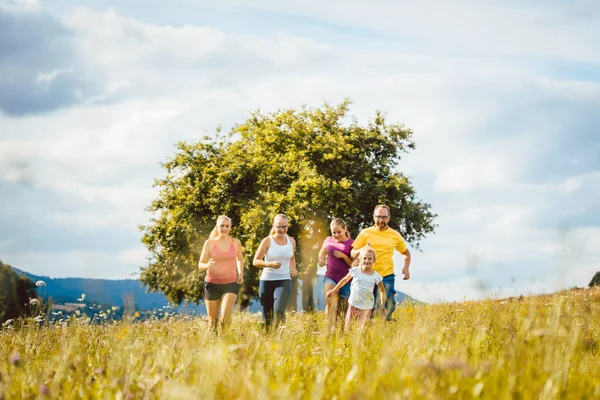 Familie, Mutter, Vater und Kinder laufen für den Sport — Stockfoto