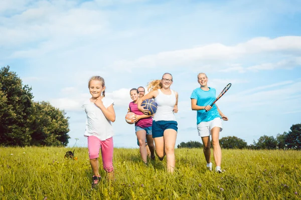 Familie spelen, lopen en het doen van sport in de zomer — Stockfoto