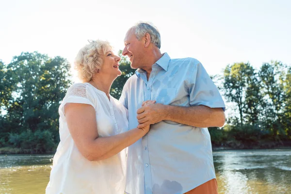 Romantische Senioren genießen einen gesunden und aktiven Lebensstil — Stockfoto