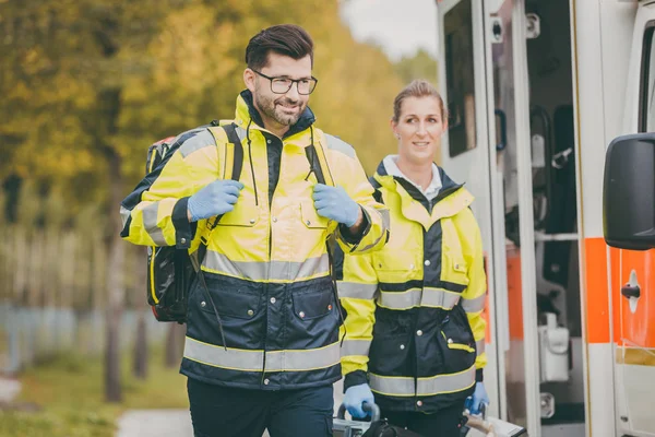 Doktor hemşire ve acil durum kiti ile ambulans doktorda