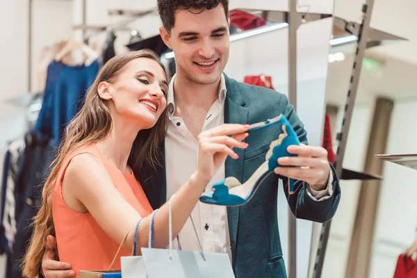 Mujer con su hombre mirando los zapatos azules en la tienda —  Fotos de Stock