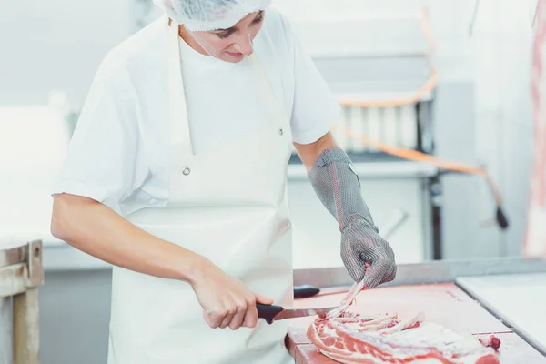 Meat cutting in butchery — Stock Photo, Image