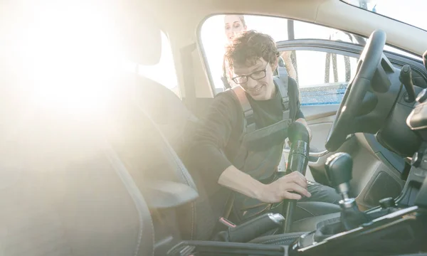 Homem limpeza dentro do carro — Fotografia de Stock