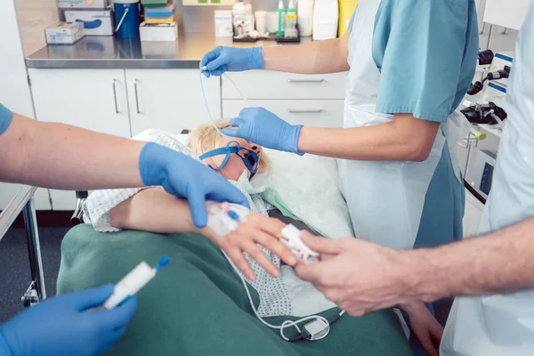 Equipe de médicos que se preparam para a endoscopia — Fotografia de Stock