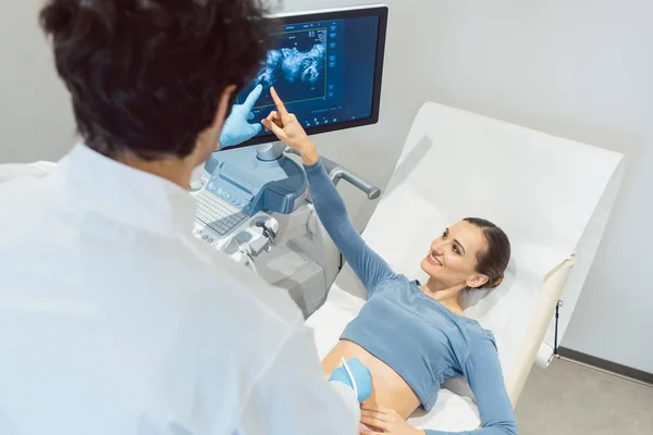 Médico ginecólogo y mujer en prueba de embarazo ultrasónica —  Fotos de Stock