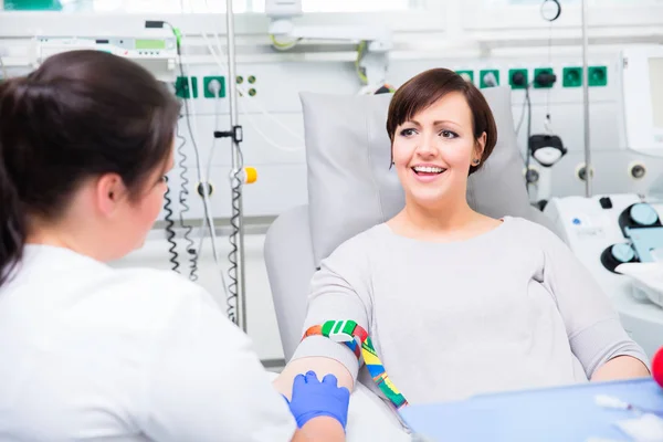 Enfermera en el hospital revisando el acceso a donante de sangre mujer — Foto de Stock