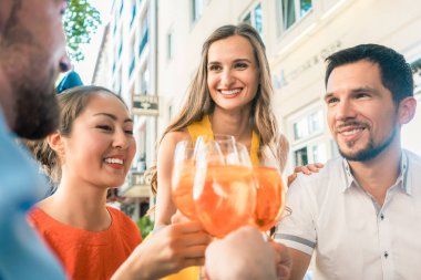 Dört arkadaş bir serinletici yaz içeceği ile birlikte kutluyor