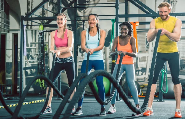 Personas decididas y fuertes alegres durante el entrenamiento funcional — Foto de Stock