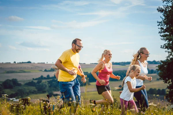 Aile, anne, baba ve çocuklar için spor çalıştıran — Stok fotoğraf