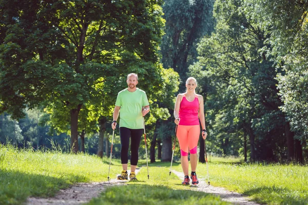 Paar Nordic Walking doet voor sport — Stockfoto