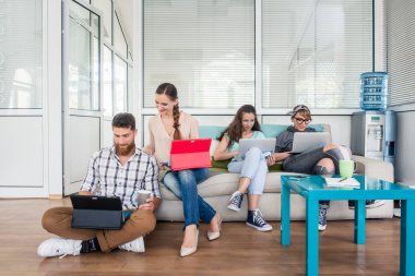 Gençler modern bir hu bir işbirlikçi ofis mekanları paylaşımı
