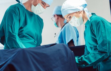 Doktorlar ve cerrahlar hastanede hasta işletim