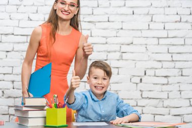 Öğrenci ve öğretmen okulda eğleniyor