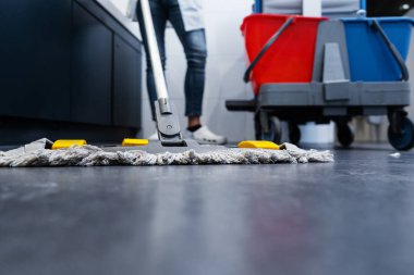 Temizlikçi kadın tuvaleti içinde silmekten, düşük vurdu