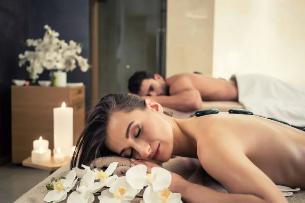 Casal jovem relaxante sob os efeitos estimulantes de um sto quente — Fotografia de Stock