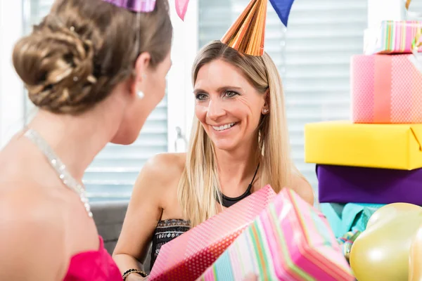 Dos mujeres alegres y mejores amigos sosteniendo un pastel de cumpleaños —  Fotos de Stock