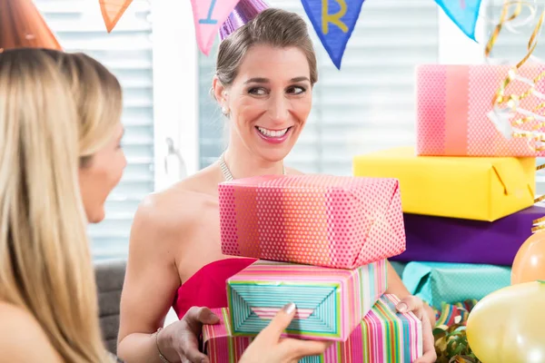 Retrato de una mujer alegre rodeada de regalos y decoraciones para fiestas —  Fotos de Stock