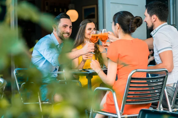 Amigos alegres brindam com uma bebida refrescante de verão — Fotografia de Stock