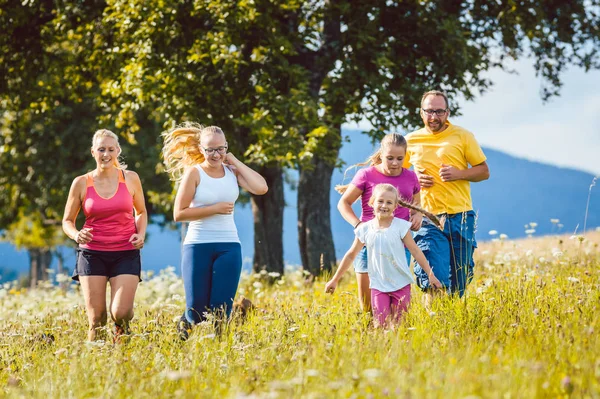 Család, anya, apa és a gyerekek futó sport — Stock Fotó