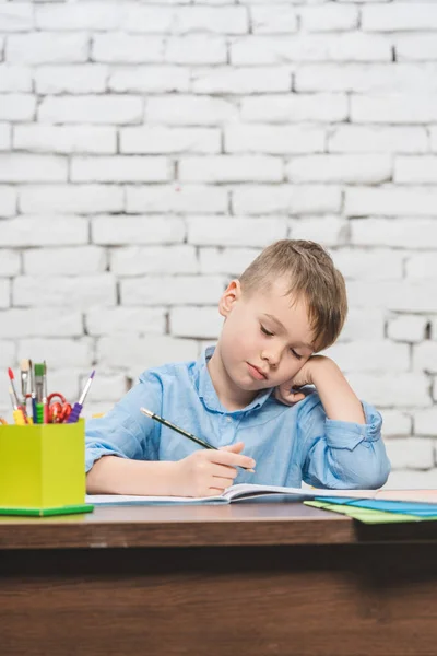 Giovane ragazzo apprendimento per la scuola — Foto Stock