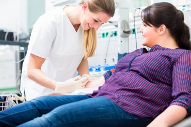 Hemşire hastanın üst kol erişim uygulama