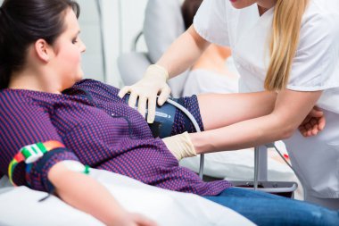 Hemşire hastanın üst kol erişim uygulama