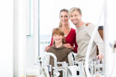 Mutlu bir aile birlikte iç modern mağazalar portresi