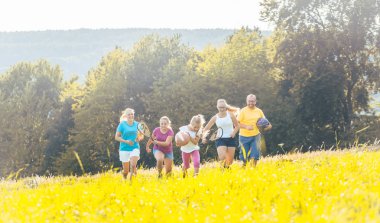 Aile oynama, çalışan ve yaz aylarında spor yapıyor