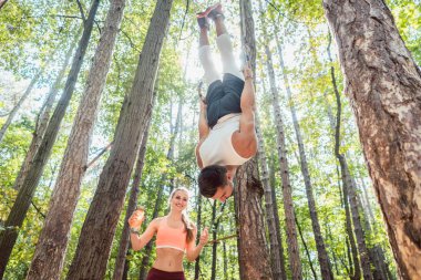 Erkek ve kadın açık spor salonunda fonksiyonel fitness yapıyor