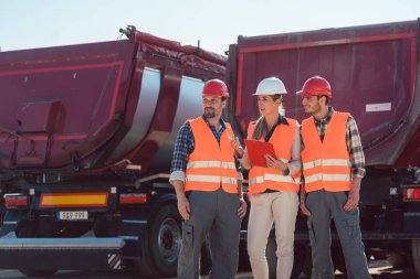 Kamyon şoförleri ve nakliye şirketi içinde kamyonlar önünde dağıtıcısı