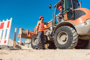 Sitede yol çalışmaları başlayan inşaat işçisi
