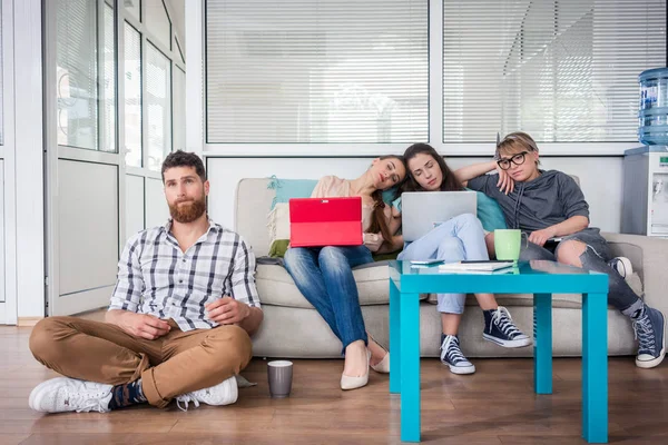 Depressive junge Freiberufler mit den Nachteilen der Selbstständigkeit — Stockfoto