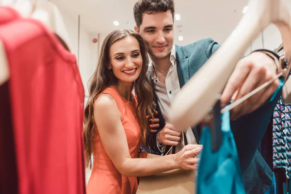 Par suget efter nya kläder i mode shopping spree — Stockfoto