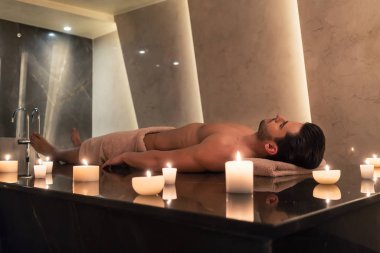 Adam dinlendirici Asya spa ve sağlıklı yaşam merkezinde masaj masasında