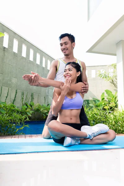 亚裔女子和教练在健身锻炼 — 图库照片