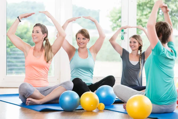 Las mamás en el curso de regresión postnatal haciendo yoga asana —  Fotos de Stock