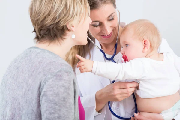 彼女の腕の中で女の子のかわいい赤ちゃんを保持専用の女性医師 — ストック写真