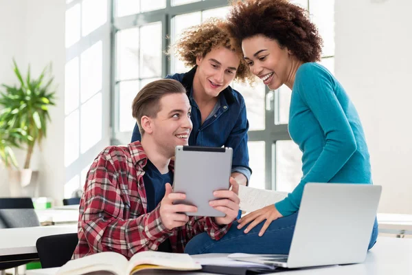 Tres estudiantes involucrados compartiendo ideas y opiniones sobre diferentes temas —  Fotos de Stock