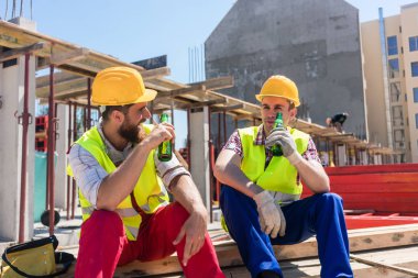 Kopma sırasında soğuk bir bira içme iki genç işçilerin işe