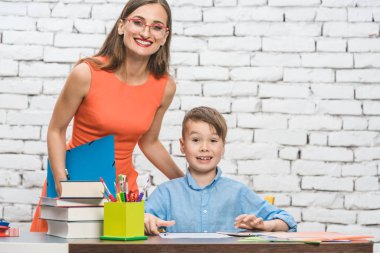 Öğretmen ve okul öğrenci kameraya seyir