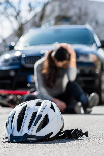 Bicycling hjälm på asfalten efter oavsiktlig kollision — Stockfoto