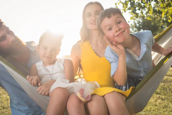 Bir aile portresi için kamera bakarken komik surat şirin çocuk