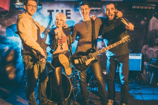 Banda de rock en el escenario después de un concierto exitoso —  Fotos de Stock