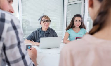 Güvenilir genç ortak çalışanlar çözümleri ve başarılı fikirler düşünüyorum